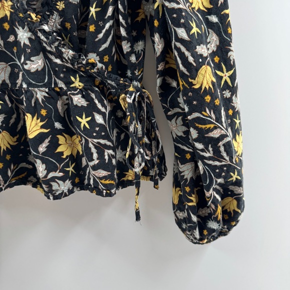 Universal Thread Black Floral Wrap Top Women’s Size Small - Picture 3 of 5